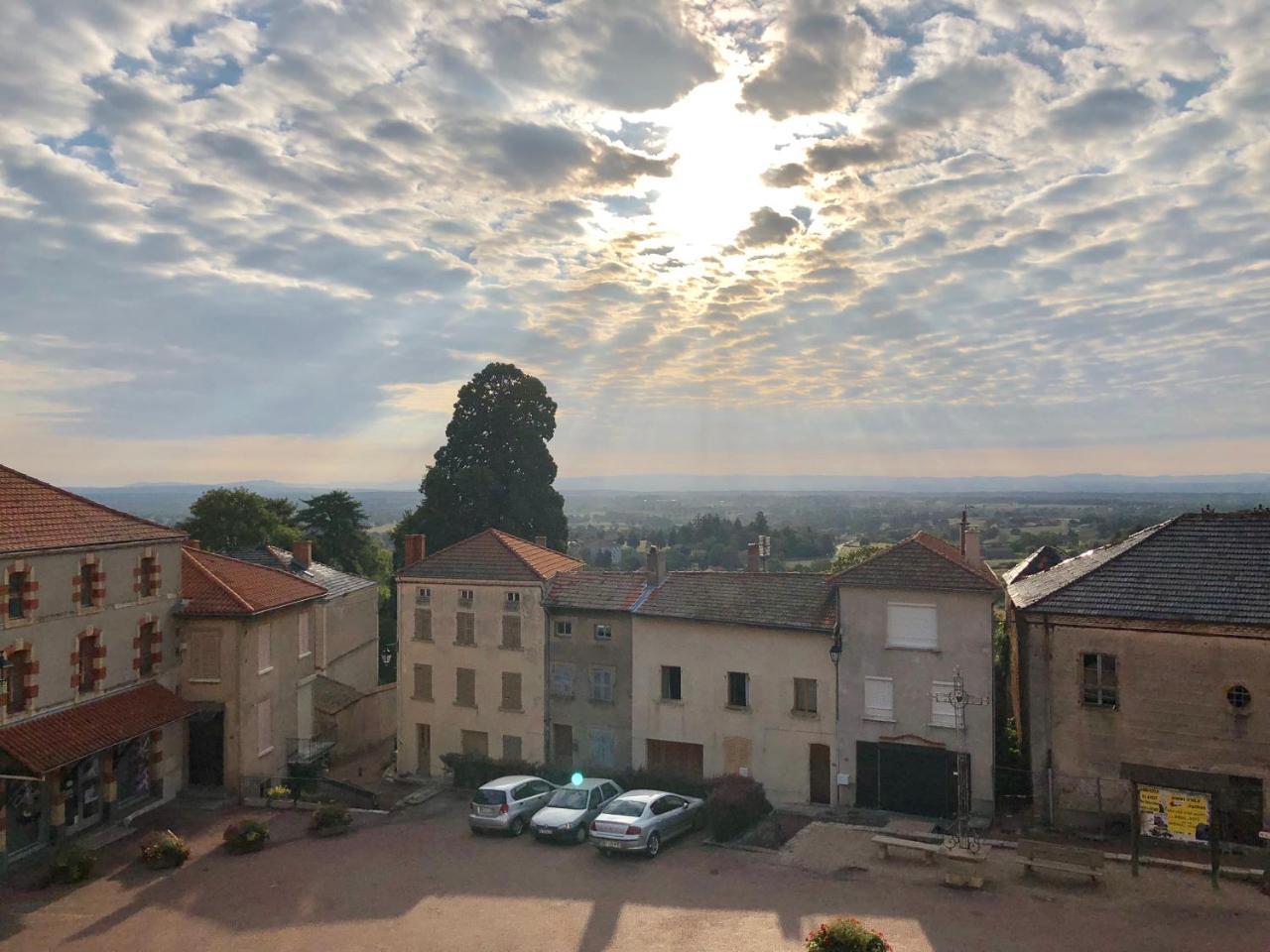 Gites Le Lancelot Ambierle Exterior photo